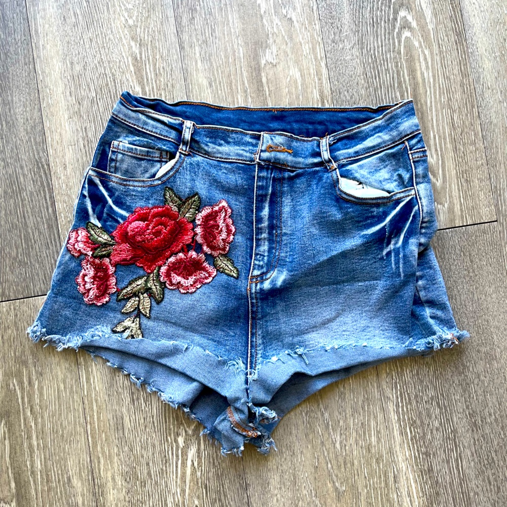 High waisted shorts with rose design - medium